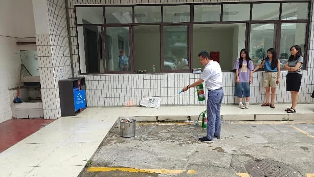 小孩们在街道上
中度可信度描述已自动生成