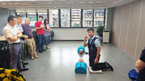 一群人在房间里
低可信度描述已自动生成